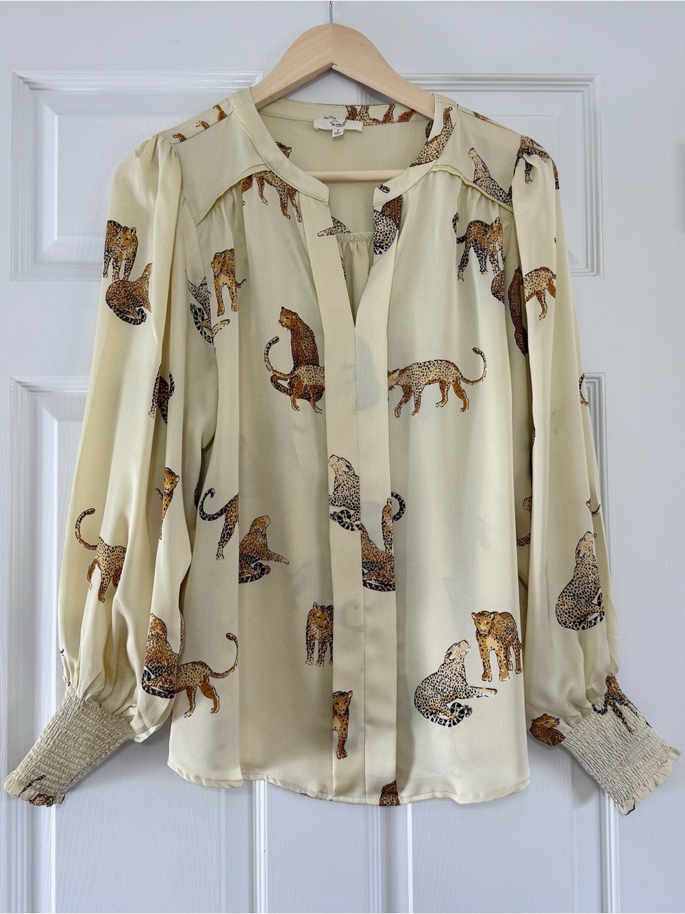NWOT Easel Cream Cheetah Graphic Blouse Size Small